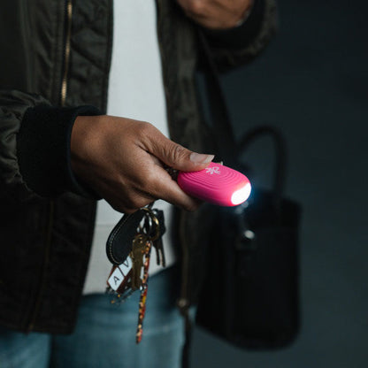 Schrillalarm 2-in-1 Personal Alarm mit LED Licht & Karabinerhaken, pink